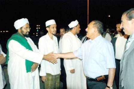 .. ويصافح مستقبليه عند وصوله مدينة المكلا